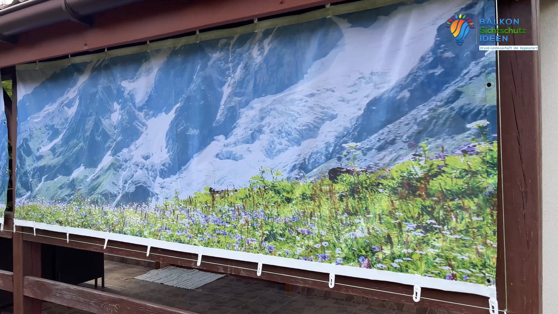 Seitlicher Balkon-Sichtschutz aus Stoff, der ohne Bohren montiert wird: Ein blickdichter, wetterfester Textilbanner ist seitlich am Balkongeländer befestigt und sorgt für mehr Privatsphäre. Die Befestigung erfolgt unkompliziert mit Kabelbindern oder Klettsystemen, ohne die Bausubstanz zu beschädigen. Der Stoff ist straff gespannt, individuell bedruckbar und fügt sich optisch harmonisch in die Balkonumgebung ein. Seitlicher Balkon-Sichtschutz aus Stoff, der ohne Bohren montiert wird: Ein blickdichter, wetterfester Textilbanner ist seitlich am Balkongeländer befestigt und sorgt für mehr Privatsphäre. Die Befestigung erfolgt unkompliziert mit Kabelbindern oder Klettsystemen, ohne die Bausubstanz zu beschädigen. Der Stoff ist straff gespannt, individuell bedruckbar und fügt sich optisch harmonisch in die Balkonumgebung ein.