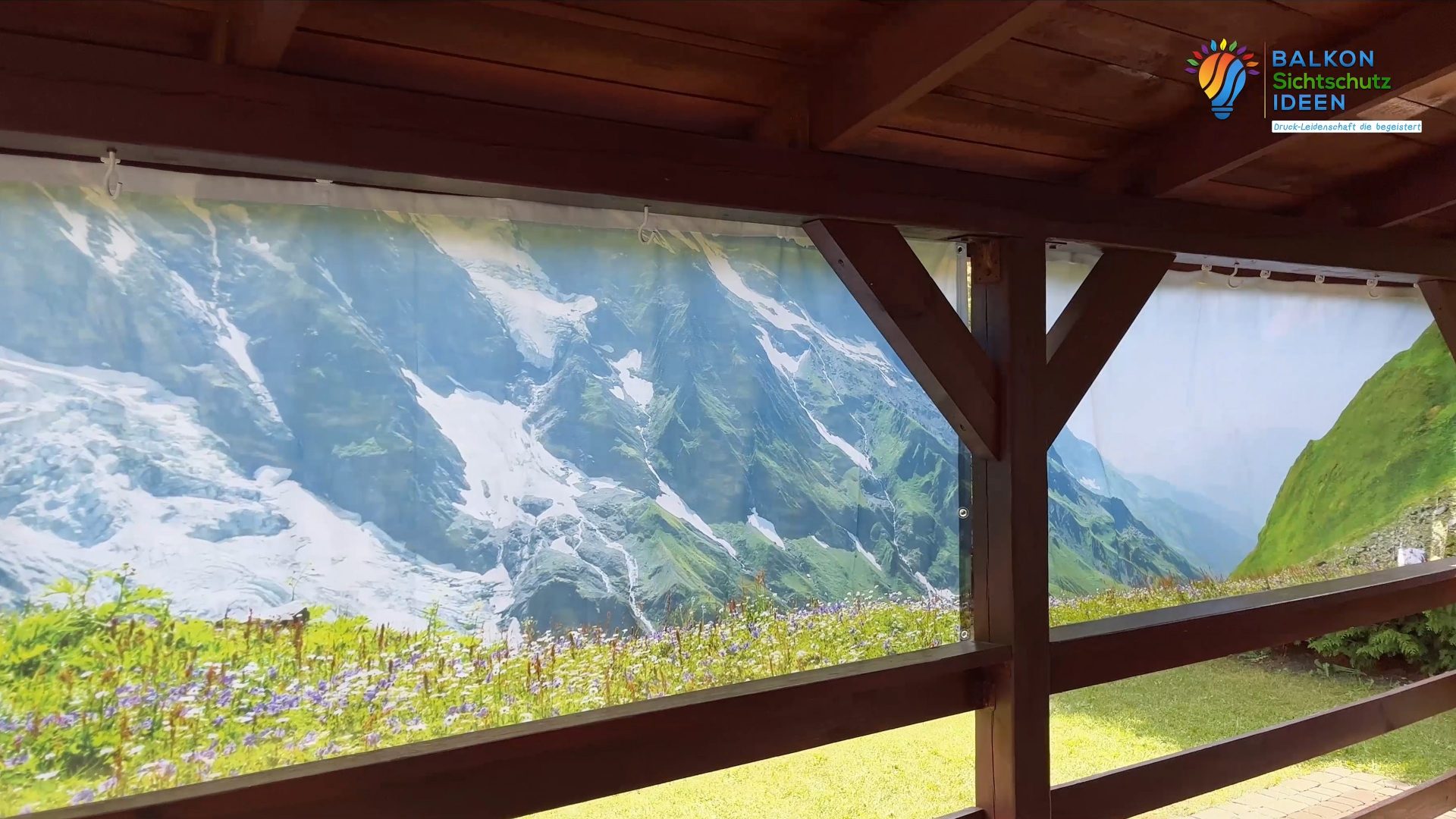 Moderner seitlicher Balkon-Sichtschutz aus robustem Textilgewebe, der ganz ohne Bohren angebracht wird. Das Material ist langlebig, UV-beständig und bietet zuverlässigen Schutz vor neugierigen Blicken sowie Wind. Dank flexibler Befestigungsmöglichkeiten lässt sich der Sichtschutz schnell montieren und bei Bedarf ebenso einfach wieder entfernen – ideal für Mietwohnungen und individuelle Gestaltung des Außenbereichs.