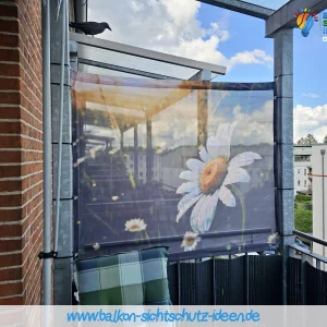 Entdecken Sie unseren seitlichen Balkon-Sichtschutz, der direkt bei uns im Shop bestellt werden kann. Wir bieten Ihnen die Möglichkeit, Ihren Sichtschutz nach Ihren individuellen Vorstellungen in der gewünschten Größe und mit Ihrem Wunschmotiv zu gestalten. Unsere Produkte zeichnen sich durch hochwertige Materialien aus und sind besonders robust. Mit unserer großen Auswahl an Materialien finden Sie sicherlich das passende für Ihren Bedarf. Zudem bieten wir passende Konfektionierungen für alle Balkontypen an.