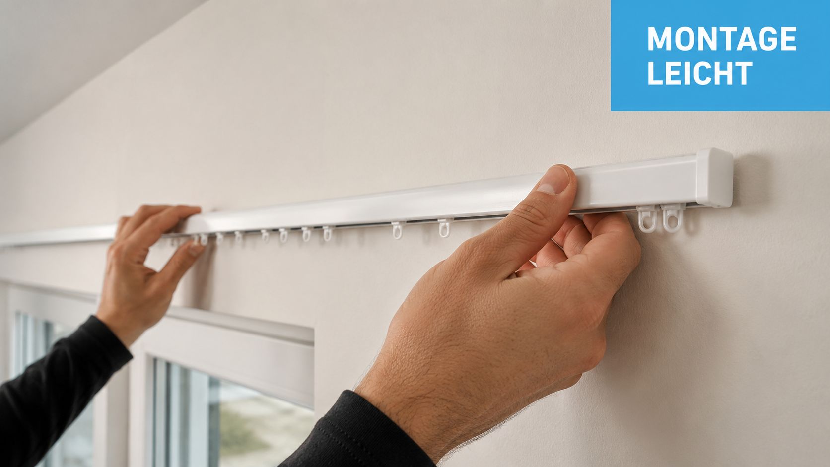 Vorhangschiene zum Kleben: Montage-Anleitung ohne Bohren 9 Ein Paar Hände befestigt eine weiße Vorhangschiene zum Kleben an einer hellen Wand über einem Fenster.