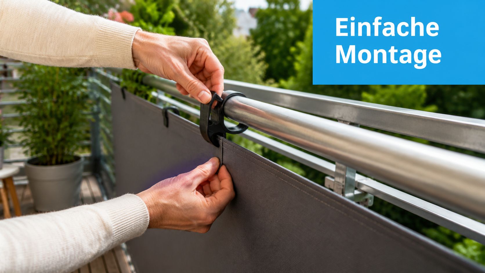 Balkon Sichtschutz nach Maß: Der komplette Ratgeber 2026 5 Eine Person montiert einen grauen Sichtschutz an einem Balkongeländer mit praktischen schwarzen Befestigungsclips für eine einfache Anbringung.