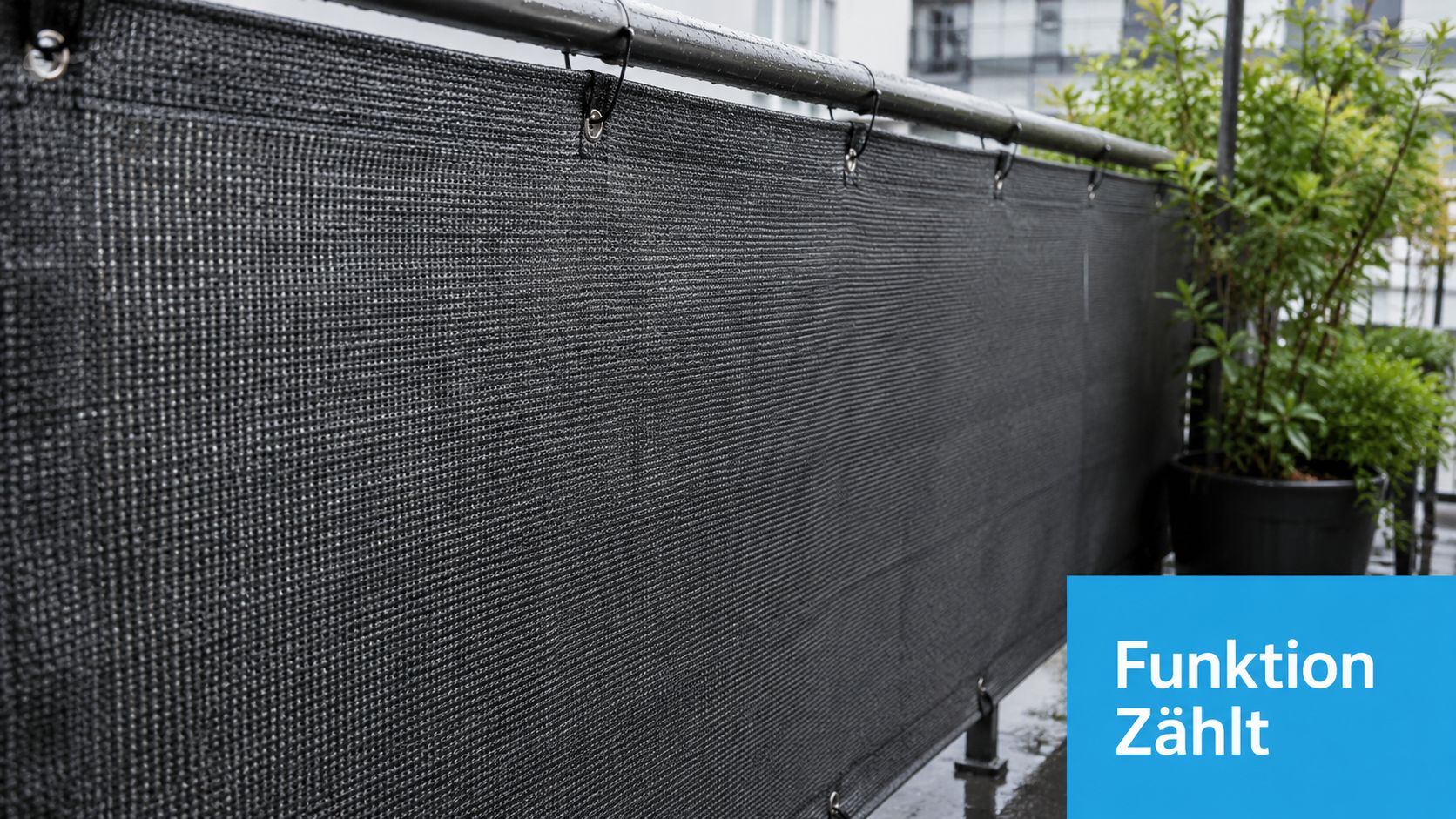 Sichtschutz Balkon wetterfest: Ihr Guide für 2026 7 Ein schwarzer, wetterfester Sichtschutz aus dichtem Gewebe ist an einem Balkongeländer mit Metallringen sicher befestigt.