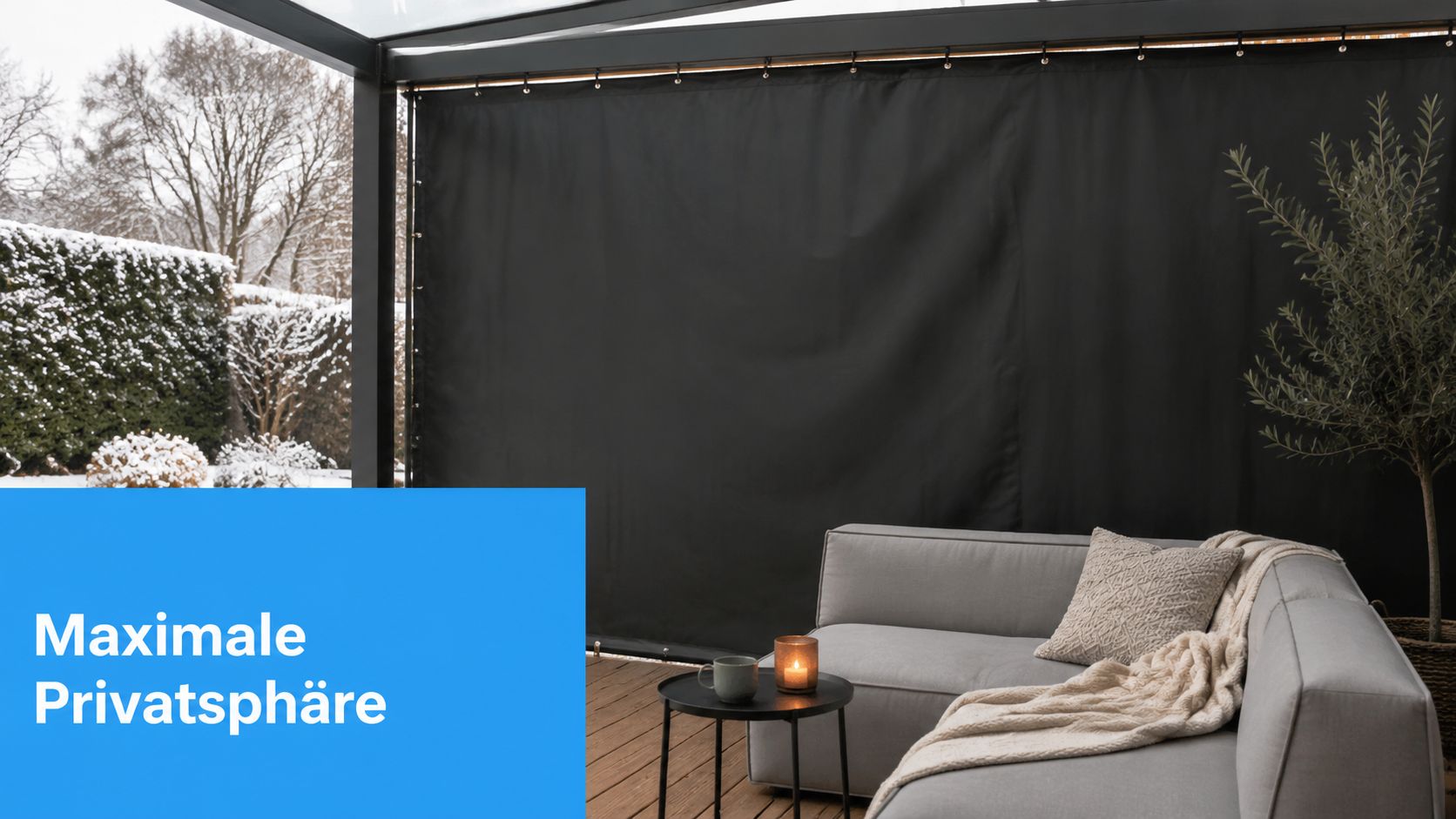 10 Wintergarten einrichten Ideen: Ihr Guide für 2026 4 Ein gemütlicher Wintergarten mit schwarzem Sichtschutzvorhang, einer grauen Couch und einem kleinen Tisch im verschneiten Garten.