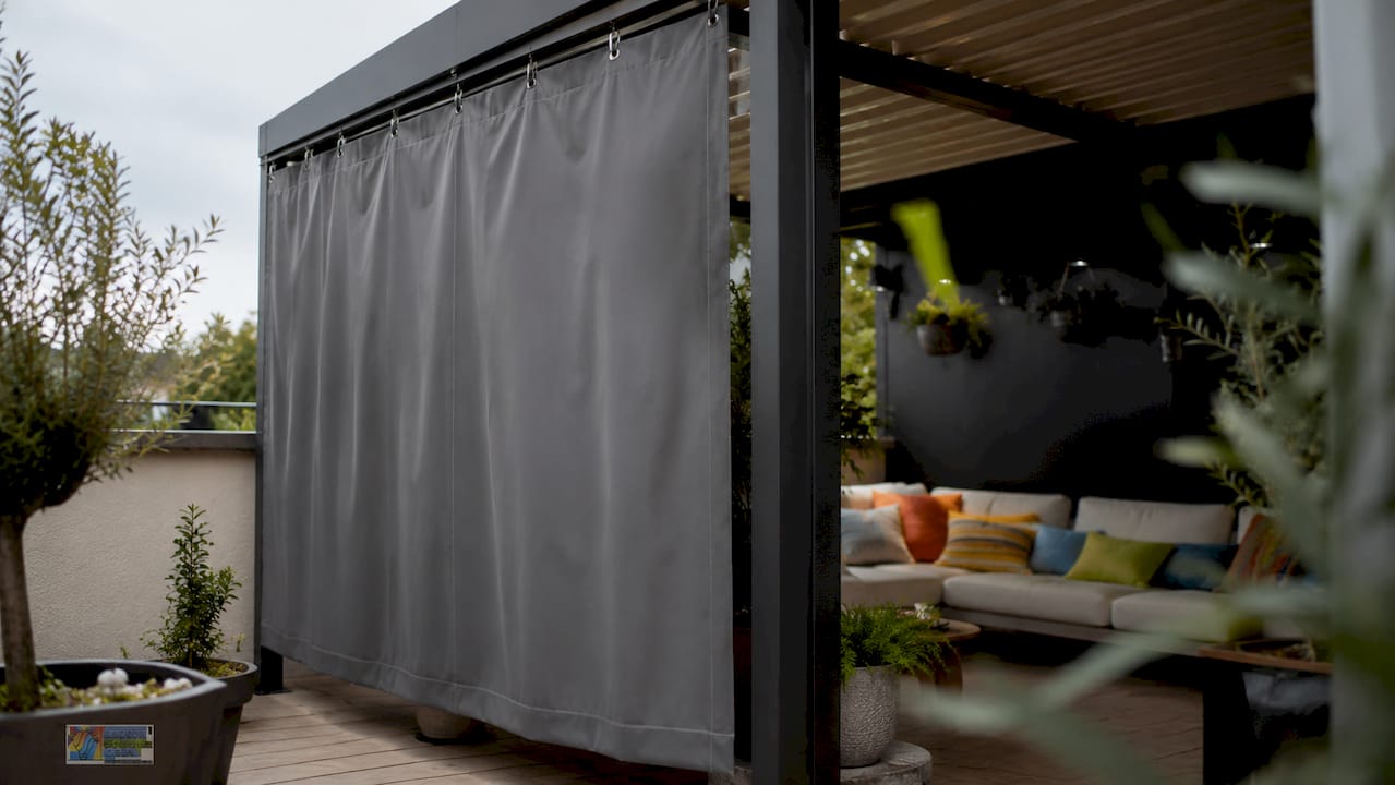 Was ist ein Terrassenvorhang Outdoor? Funktion und Tipps 3 Robuster, weißer Outdoor-Vorhang für die Pergola – optimaler Schutz bei jedem Wetter