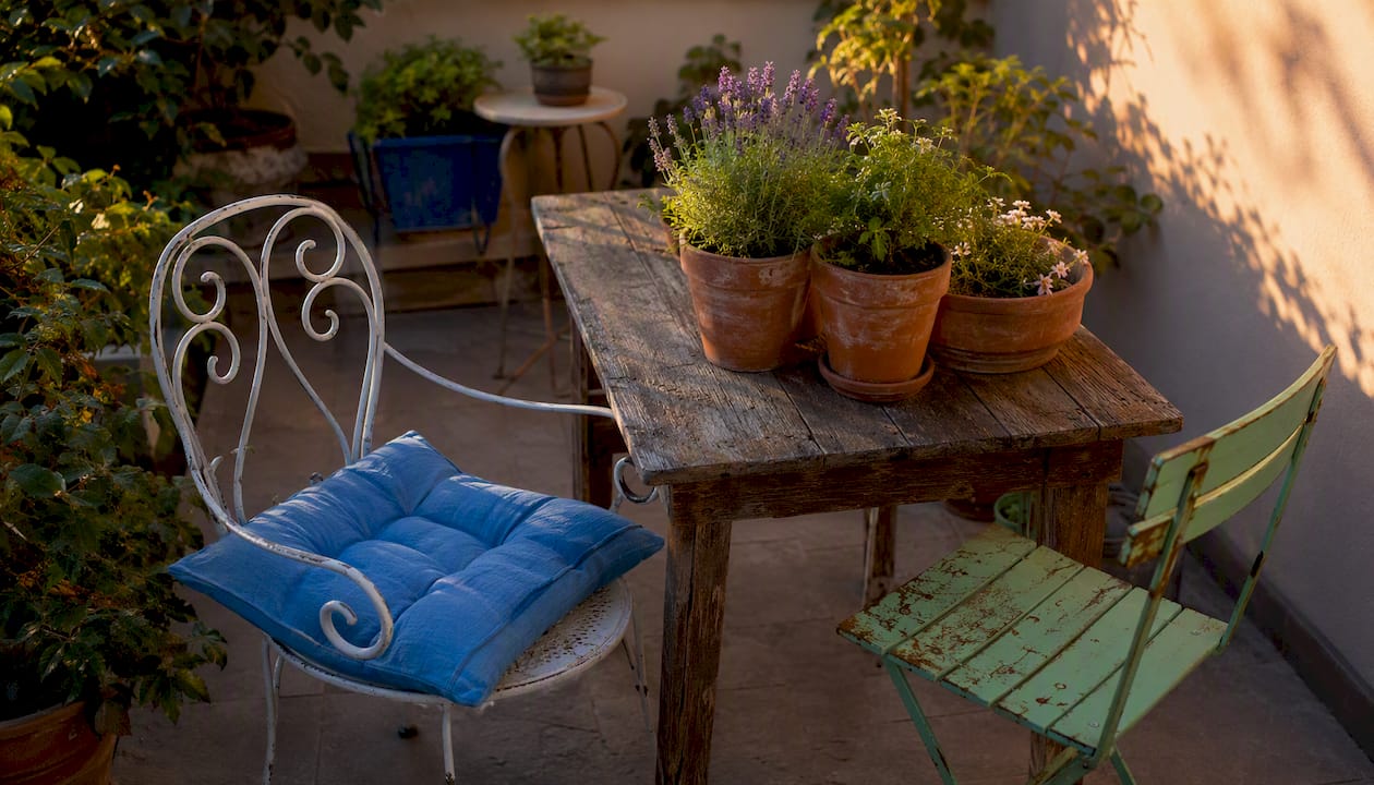 Terrasse Vintage Dekorationsstil erklärt: Ideen & Praxis 5 Stimmungsvolle Farbkombinationen für die Terrasse im Vintage-Stil mit rustikalen Materialien