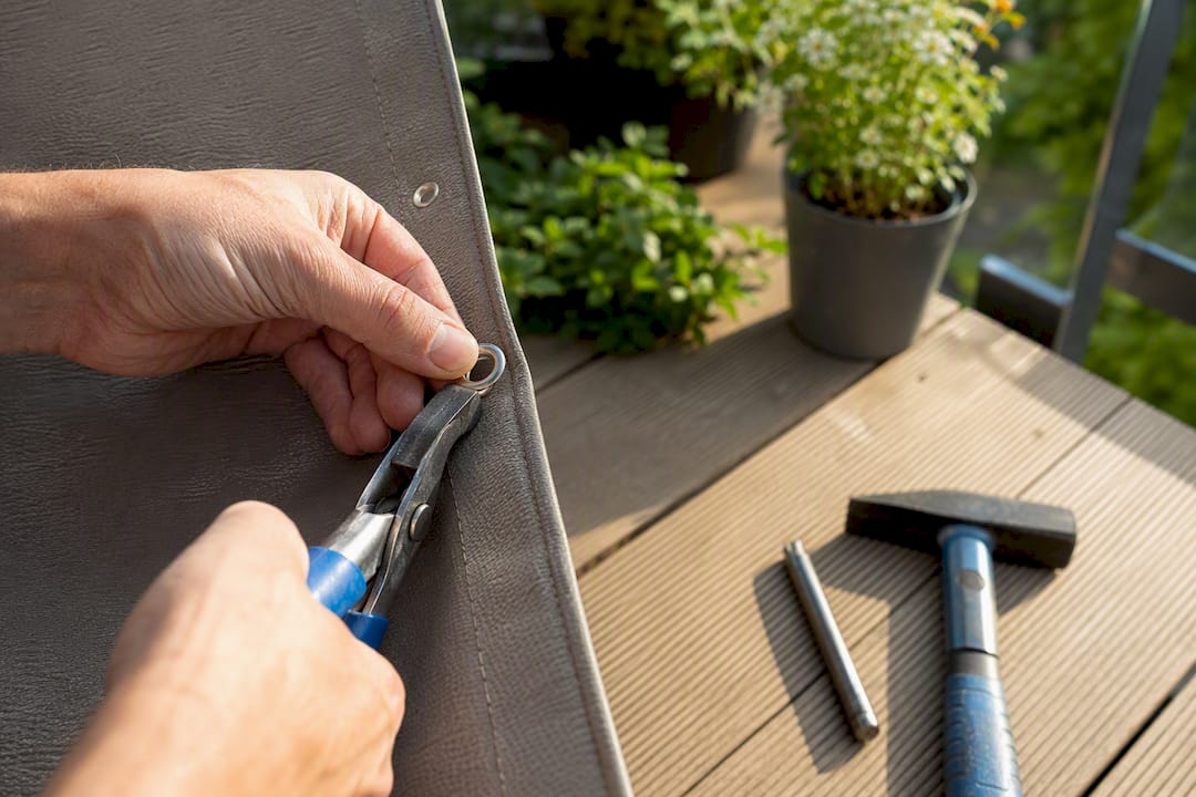 Metallösen vs. Kunststoffösen: Was für Ihr Projekt passt 5 Hand befestigt Metallöse an Balkonplane