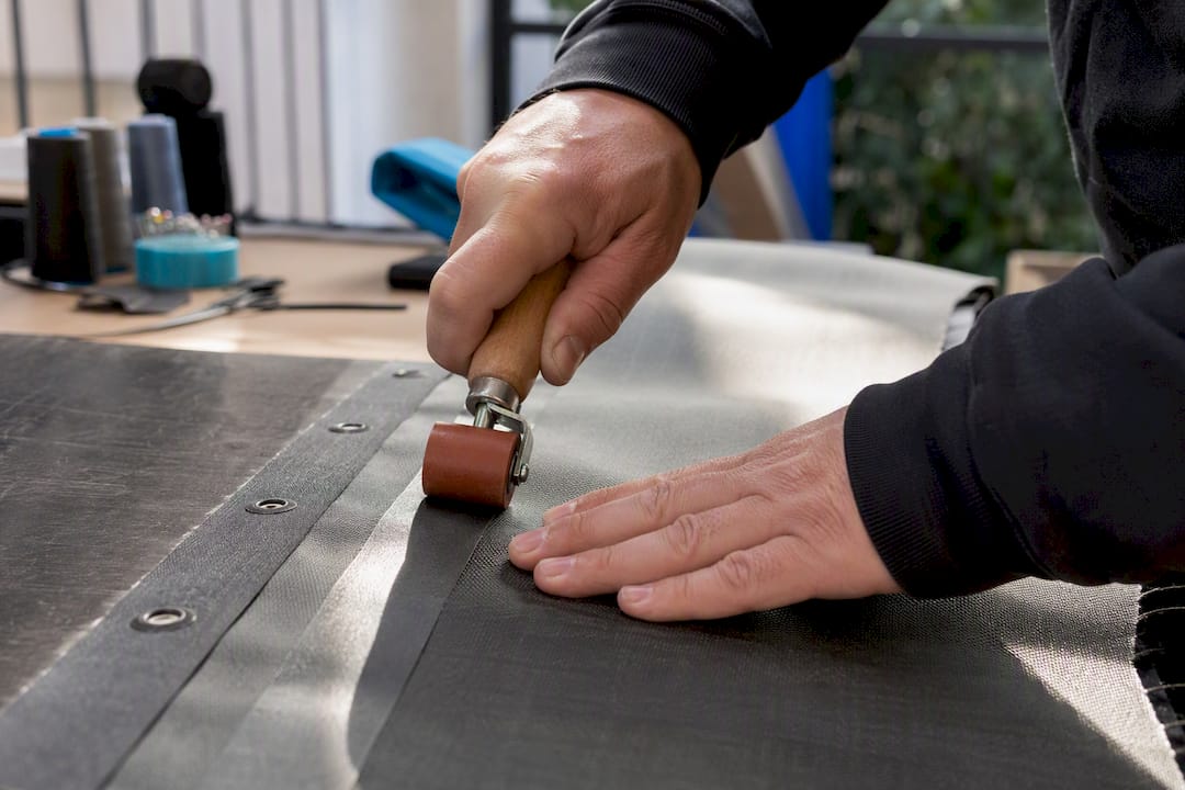 Wasserdichtigkeit bei Outdoor Stoffen: Was wirklich zählt 4 Nahaufnahme von Nahtband auf Outdoor-Stoff