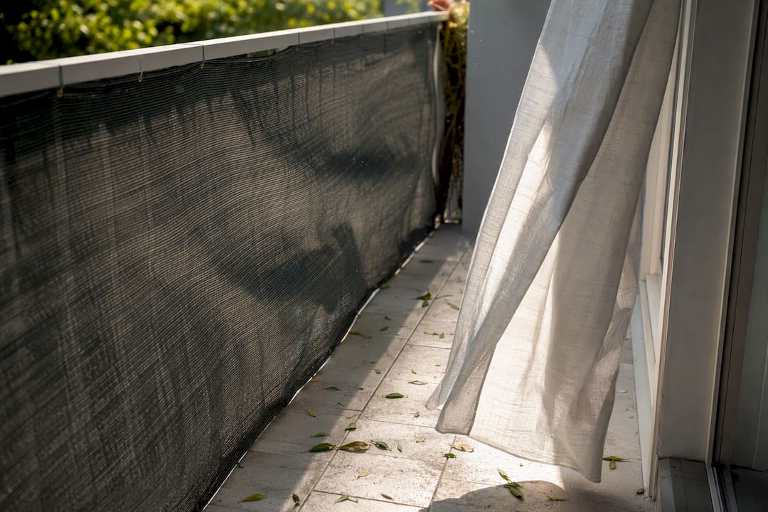 25 cm Abstand: Ohne Bohren sturmfesten Sichtschutz am Balkon für Mieter 3 Windeinfluss auf halbtransparenten Balkonsichtschutz