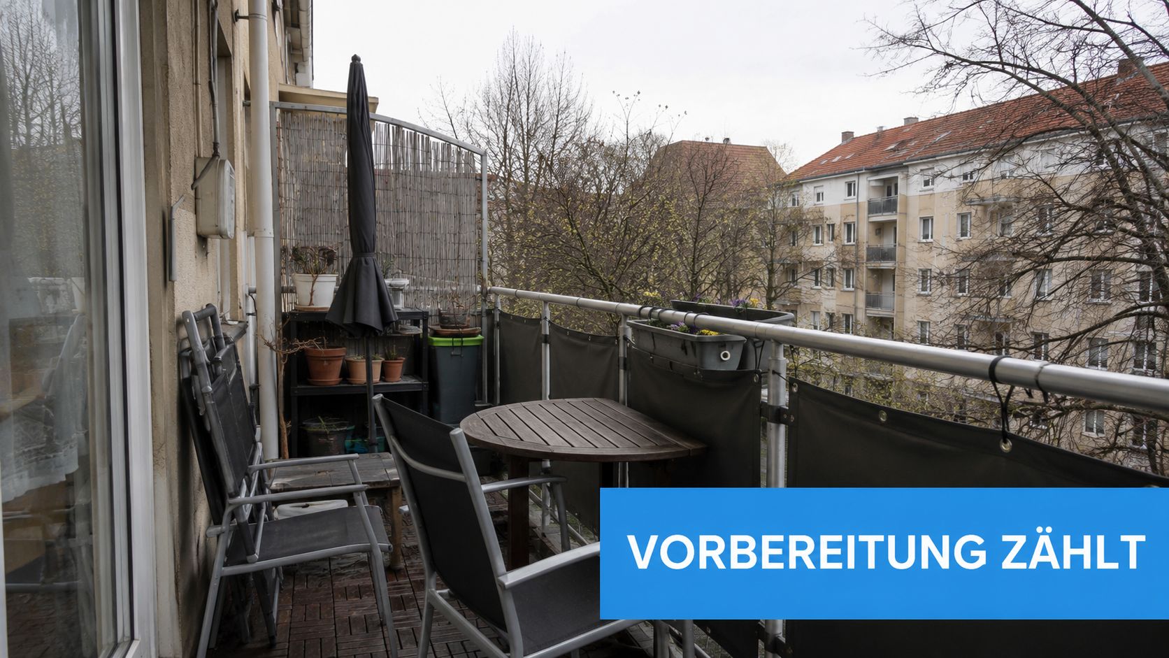 Balkon sauber machen: Schritt-für-Schritt-Anleitung 3 Ein gemütlicher Balkon mit Sitzmöbeln und Pflanzen, bereit für die Vorbereitung auf die warme Jahreszeit.