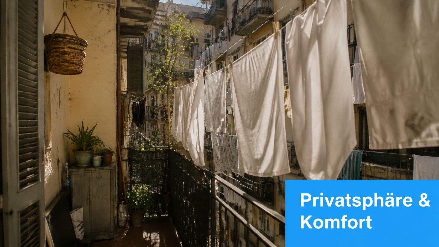 Vorhänge mit Motiv: Materialien, Druck und Pflege 3 Weiße Vorhänge hängen zum Trocknen auf einer schmalen, mit Pflanzen dekorierten Terrasse in einem südlichen Innenhof.