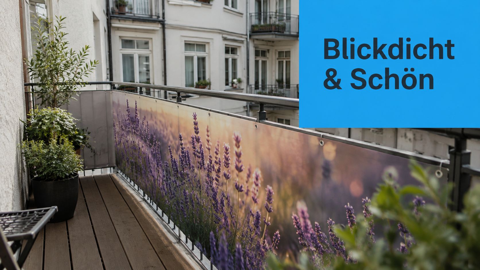 Sichtschutz mit Fotodruck für Balkon und Terrasse 3 Ein moderner Balkon mit einem Sichtschutz, der mit einem schönen Lavendelfeld Motiv bedruckt ist und Privatsphäre bietet.