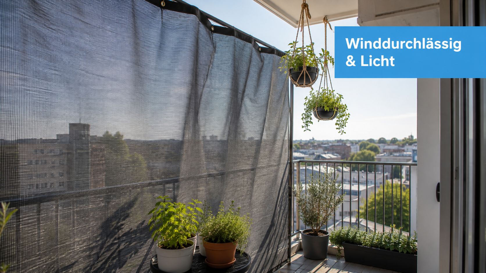 7 kleiner Balkon Sichtschutz Ideen für mehr Privatsphäre 4 Ein moderner Balkon mit einem grauen Sichtschutznetz, hängenden Pflanzen und Topfpflanzen bei sonnigem Wetter.