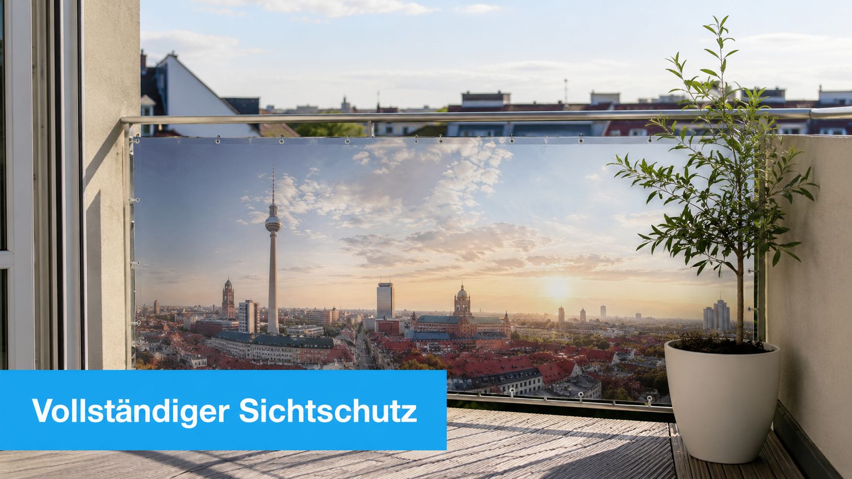 7 kleiner Balkon Sichtschutz Ideen für mehr Privatsphäre 3 Ein moderner Balkon mit einem Sichtschutz, der einen Panoramablick über die Berliner Skyline bei Sonnenuntergang zeigt.
