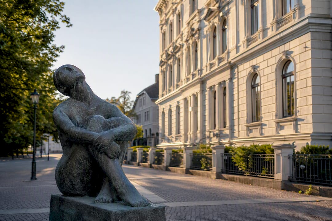 Sechs Schritte zur rechtssicheren Nutzung beim Motivdruck in Deutschland 3 Skulptur, aufgenommen vom öffentlichen Gehweg aus