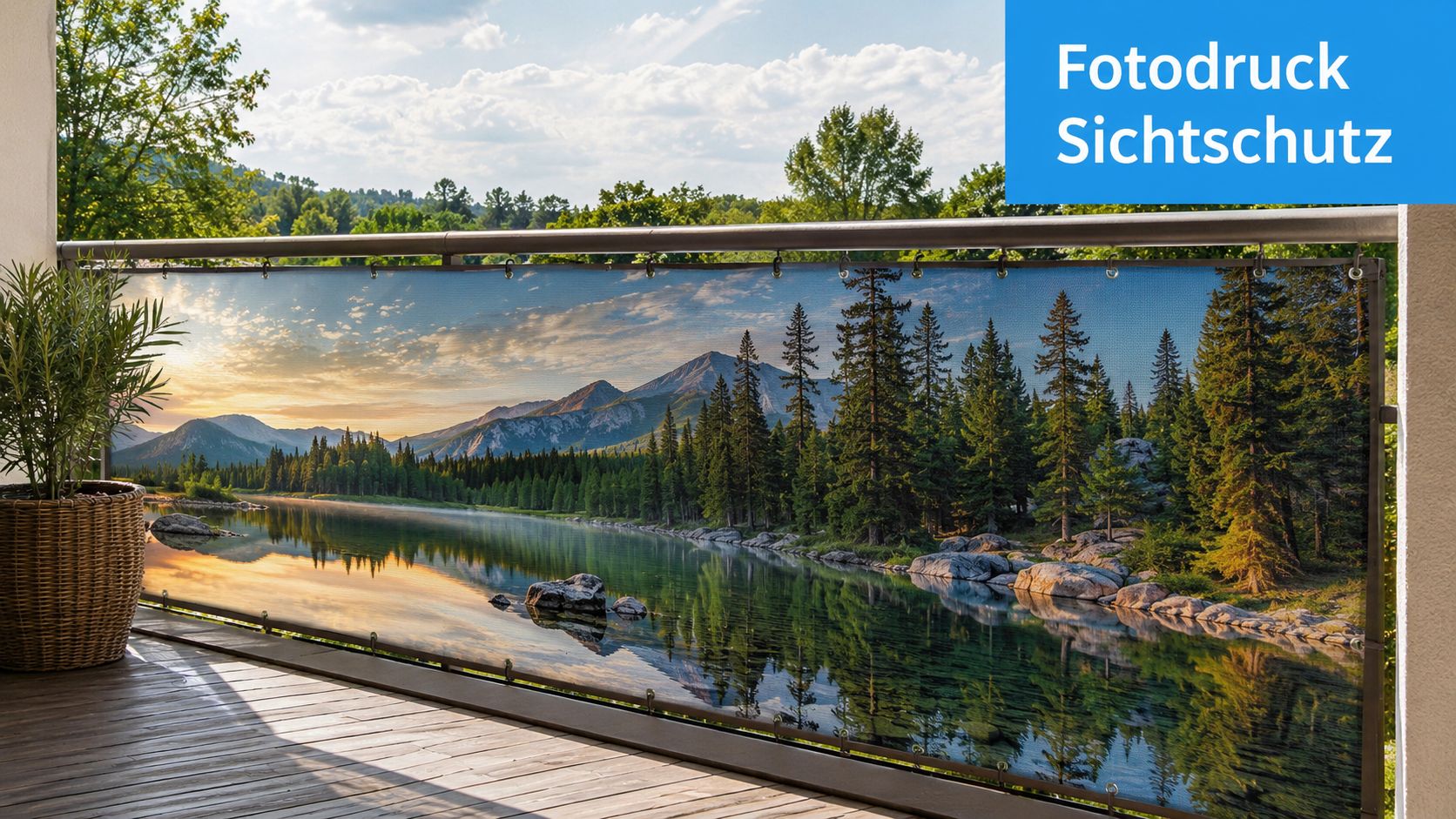 Balkon Sichtschutz mit Fotodruck – Der komplette Ratgeber 3 Ein bedruckter Sichtschutz mit malerischer Berg- und Seenlandschaft, der an einem hölzernen Balkongeländer befestigt ist.