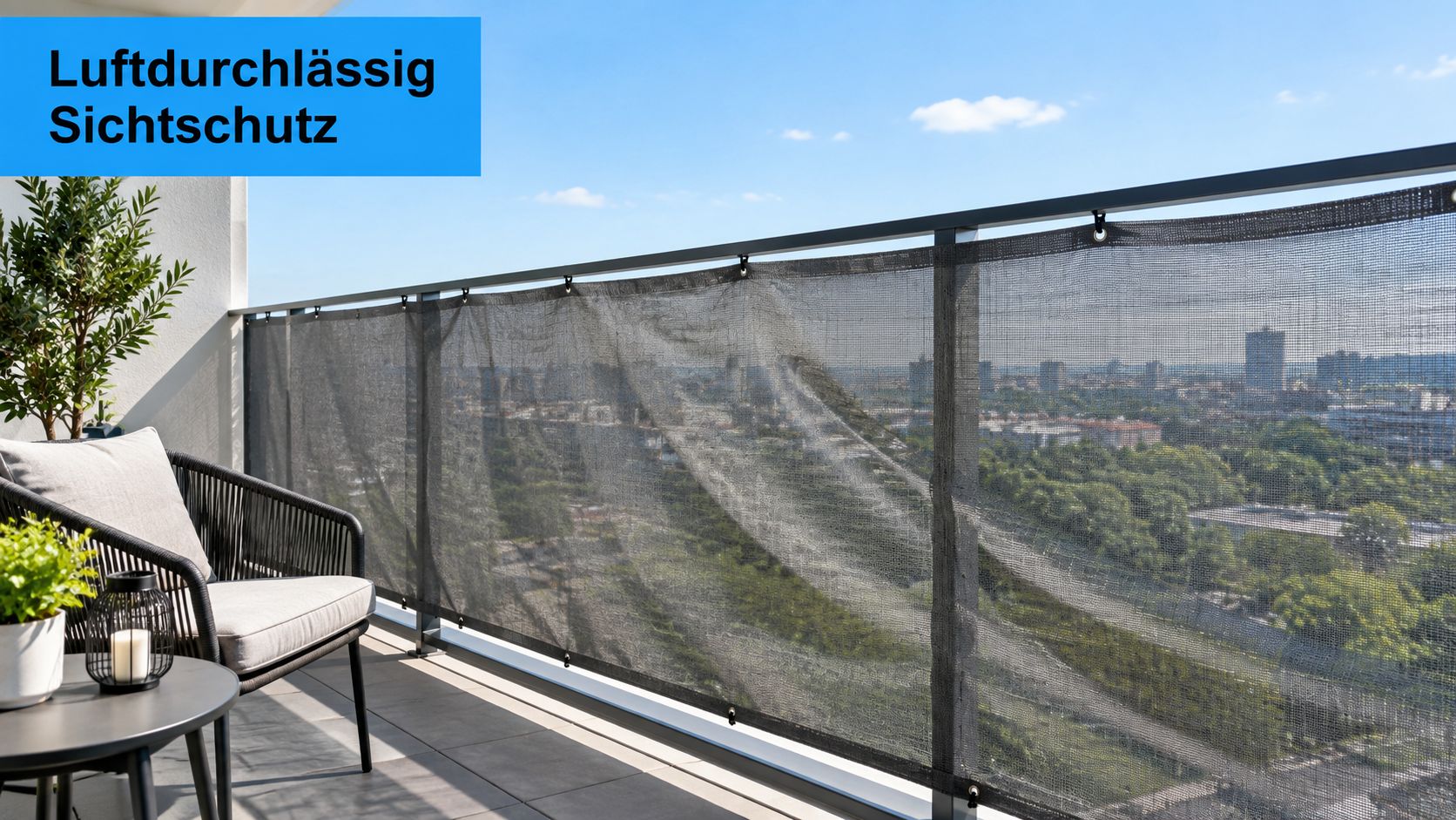 10 balkon dekorieren Ideen für mehr Atmosphäre 4 Ein moderner Balkon mit luftdurchlässigem Sichtschutzgewebe und Blick über die grüne Stadt an einem sonnigen Tag.