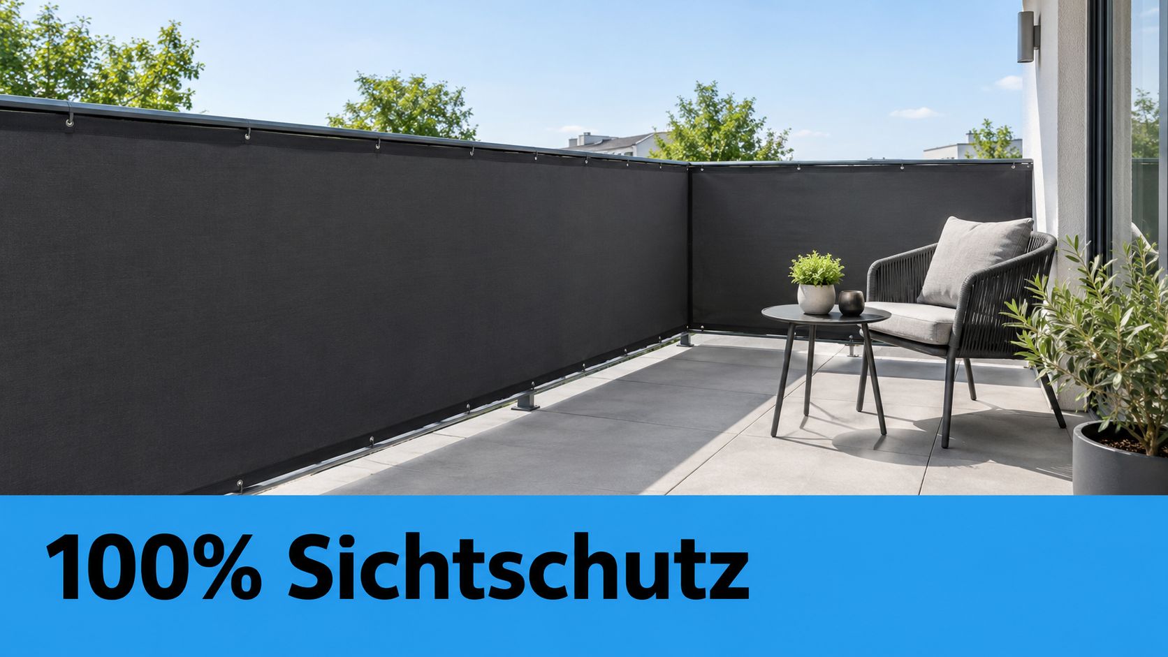 10 balkon dekorieren Ideen für mehr Atmosphäre 3 Ein moderner Balkon mit einem schwarzen Sichtschutz aus Stoff, einem kleinen Tisch und einem gemütlichen Loungesessel.