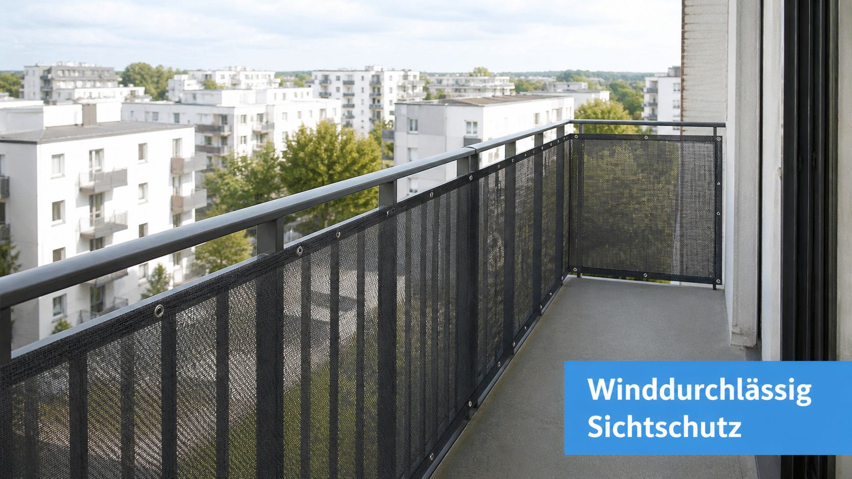 8 balkon sonnenschutz ideen für jeden Balkon 4 Ein schwarzer Sichtschutz aus Netzgewebe ist an einem modernen Balkongeländer vor einem Wohnhaus befestigt.