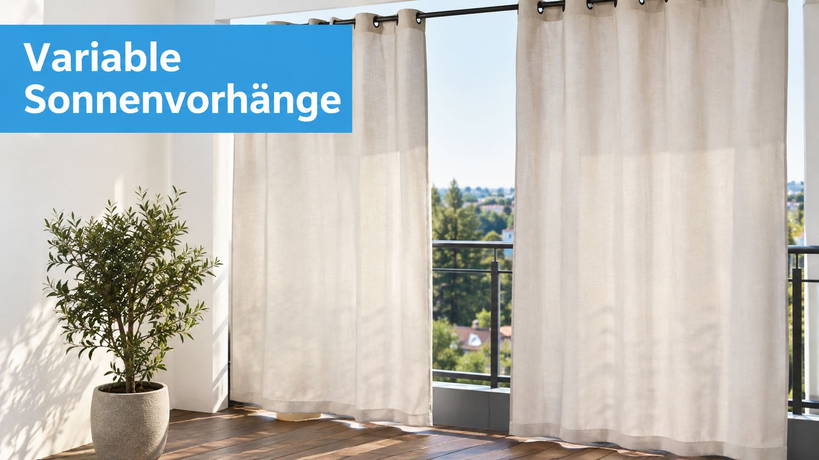 8 balkon sonnenschutz ideen für jeden Balkon 5 Zwei beige Sonnenschutzvorhänge hängen an einer schwarzen Stange auf einem sonnigen Balkon mit einem kleinen Baum.