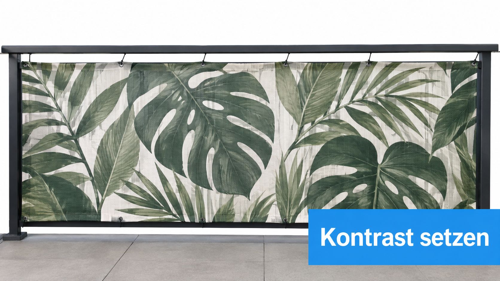 Sichtschutzzaun Motiv: Design, Material und Montage 5 Ein moderner Balkonsichtschutz mit einem tropischen Blattmotiv, der an einem schwarzen Metallgeländer auf einer Terrasse befestigt ist.