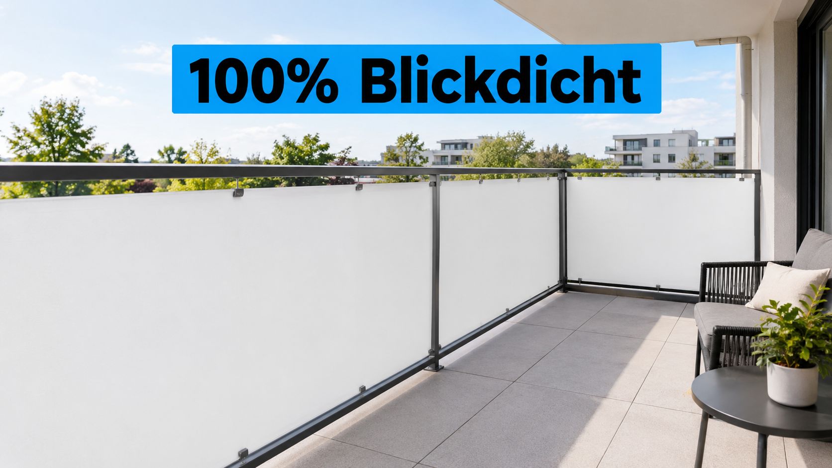 8 Balkon renovieren Ideen für mehr Komfort 4 Ein moderner Balkon mit einem blickdichten Sichtschutz aus weißem Stoff an einem dunklen Metallgeländer.